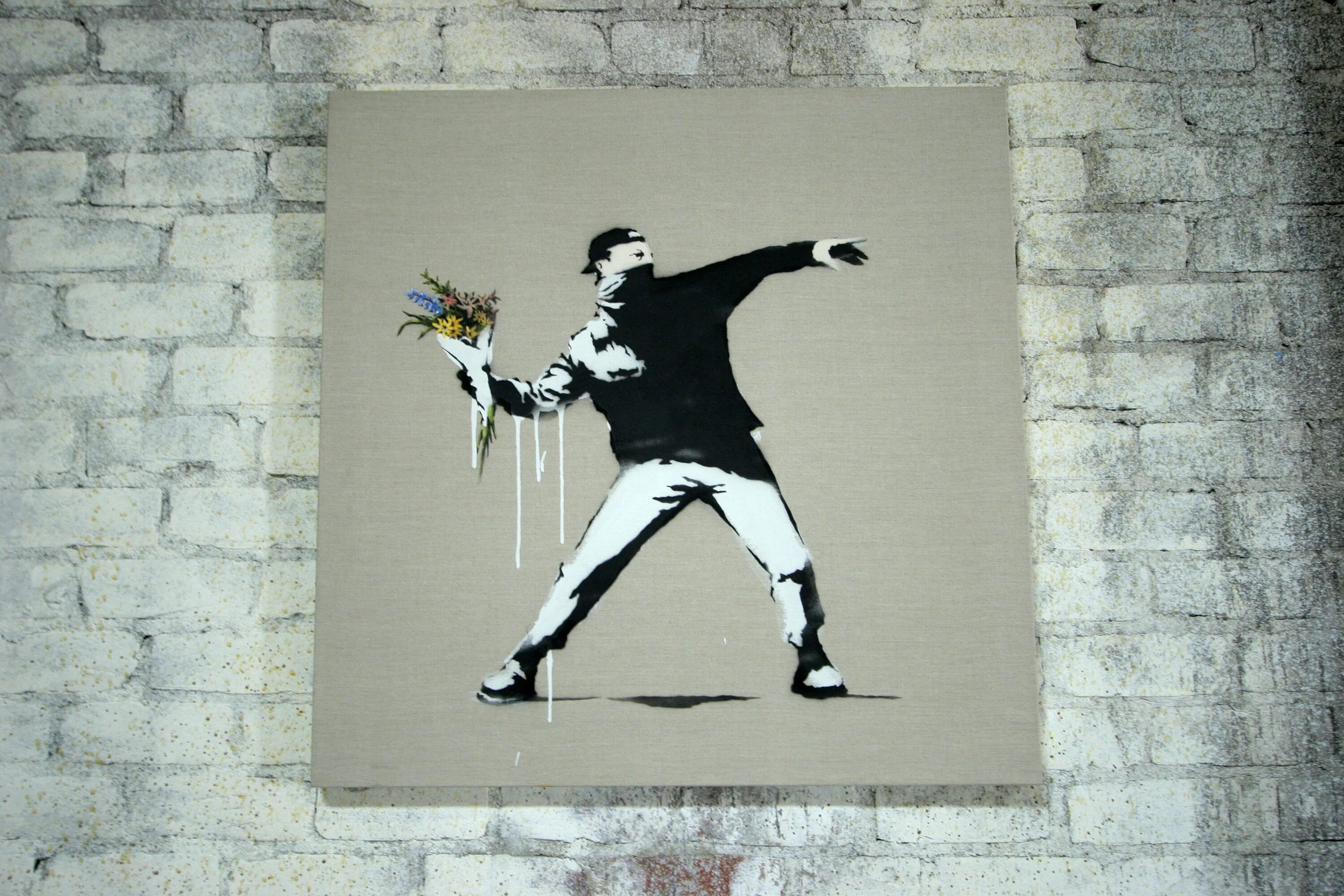Найти бэнкси. Бэнкси картины. Бэнкси (Banksy). Метатель цветов Бэнкси.