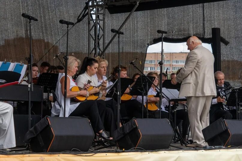 Оркестр на воздухе. На улице с оркестром. На улице с оркестром. Концерт симфонического оркестра. Играй на улице оркестр егорьевск 2024.