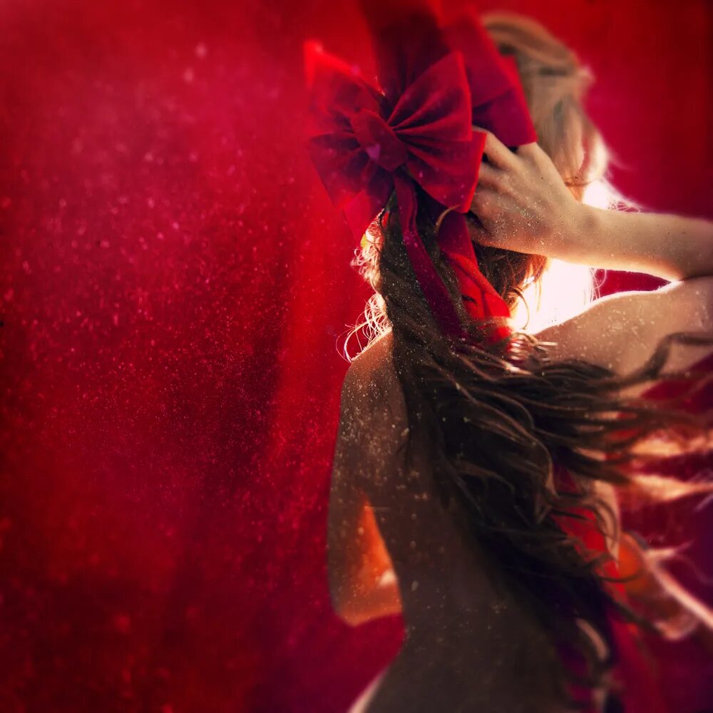 девушка в длинном платье. девушка в красном со спины. красное платье. девушка в вечернем платье. девушка в красном.
