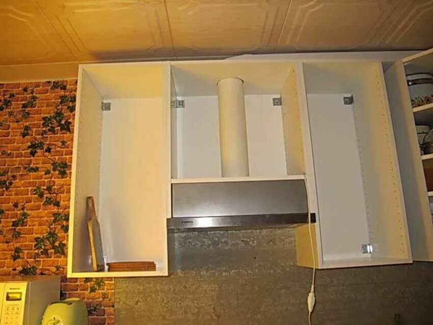 Сборка навесного шкафа. Шкаф для вытяжки на кухне. Шкаф под вытяжку. Вытяжка в кухонном шкафу. Навесной шкаф для вытяжки.