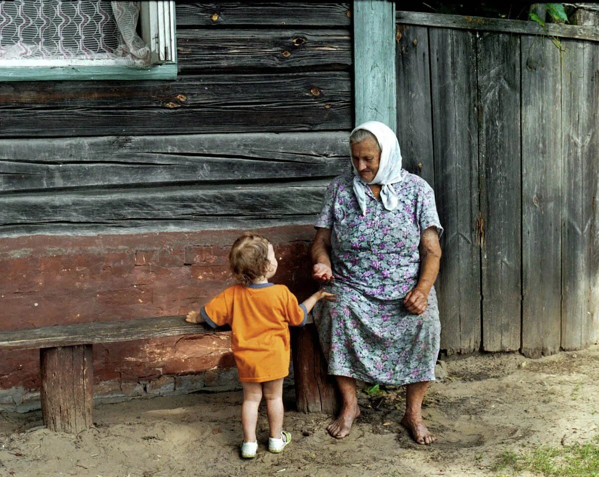 Бабушка село. Деревенские люди. Деревенская бабушка. Бабушка в деревне. Деревенская старушка.