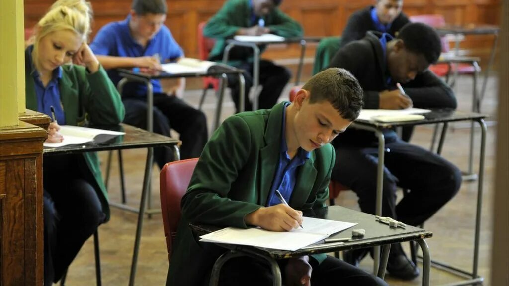 Examinations (GCSE) A-Level, в Великобритании. GCSE экзамен. GCSE В Британии. Выпускные экзамены в Британии. A level exams