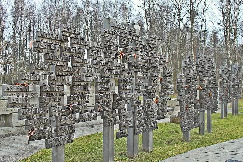 Хатынь 1943 год трагедия. Деревня Хатынь мемориальный комплекс. Хатынь мемориальный комплекс стена. Мемориальный комплекс Хатынь Беларусь. Хатынь мемориальный стена скорби.