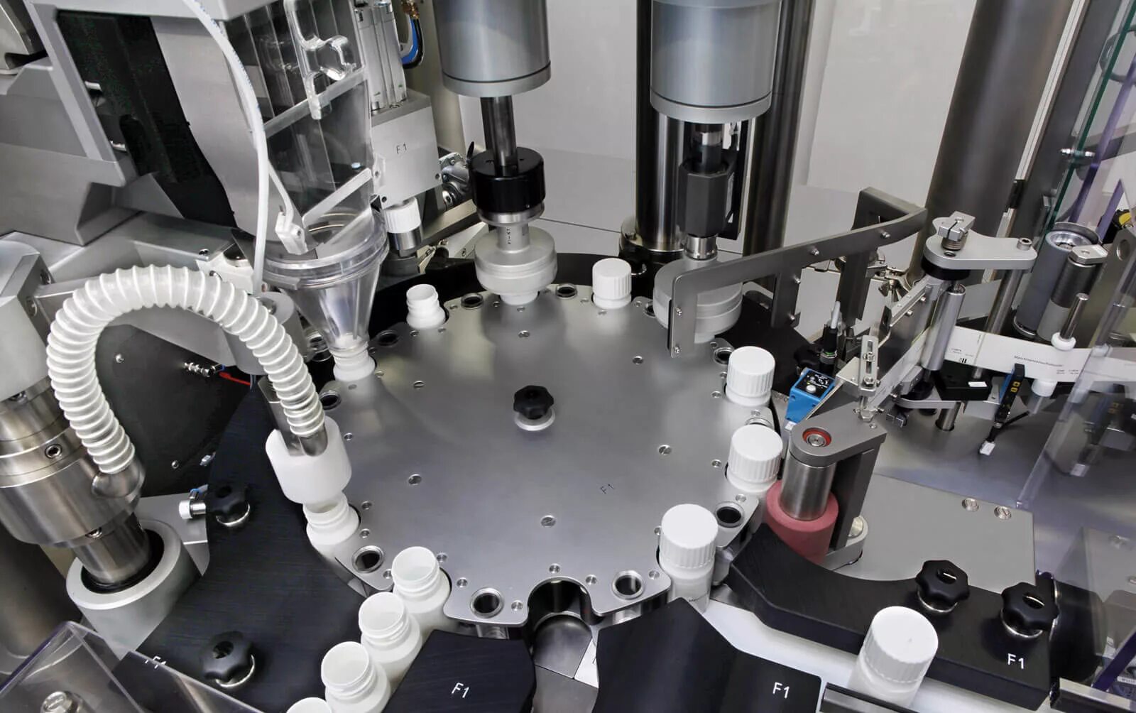 Fill processing. Филлинг машина. кэппинг таблеток. машины ic filling. линия фасовки таблеток в банку.
