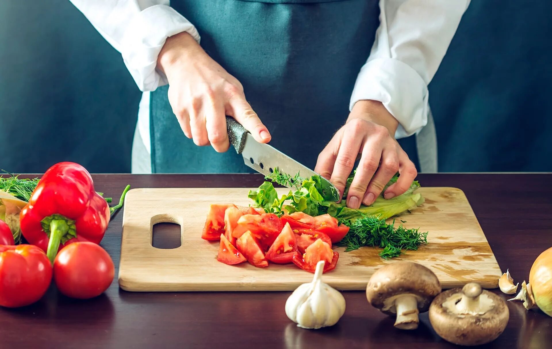 Cut vegetables. Шеф повар режет овощи. Повар нарезает овощи. Разделочная доска с овощами. Овощи на доске.