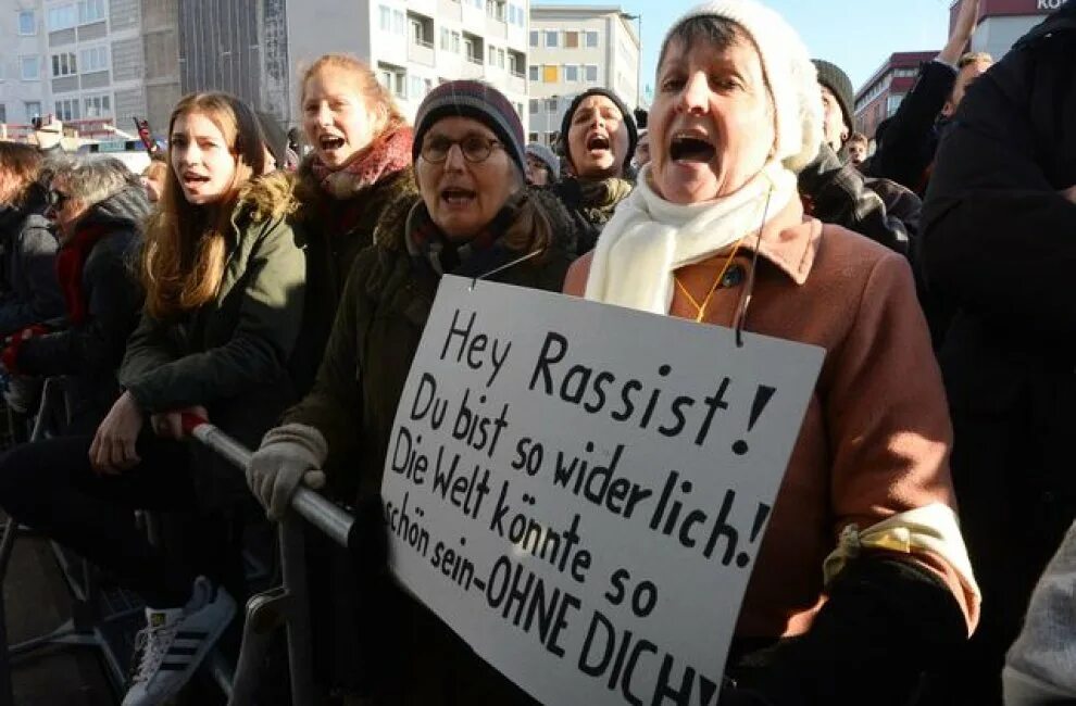 Против нападения. Немцы против мигрантов. Протесты против мигрантов. Беженцы в Кельне. Немцы митингуют против мигрантов.