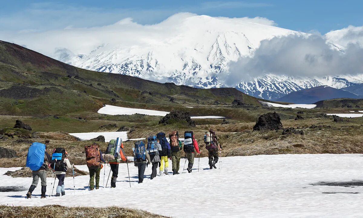 Туристы сопки. Ключевская сопка вершина. Туристы сопки. Альпинист покоривший эверест. Туристы на камчатке.
