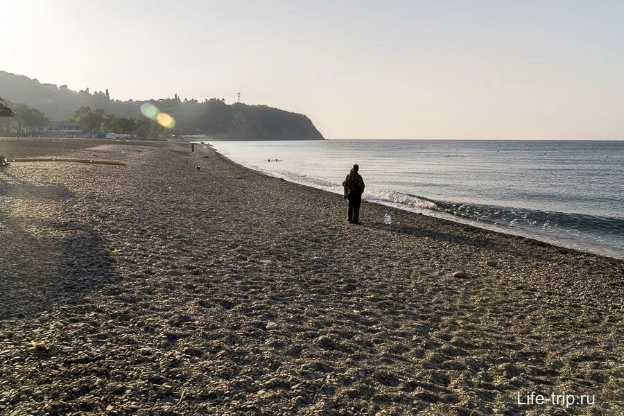 Туапсе бухта инал. Арки на пляже краснодарский край. Скалистые пляжи краснодарского края. Ольгинка краснодарский край. Криница песчаный пляж.