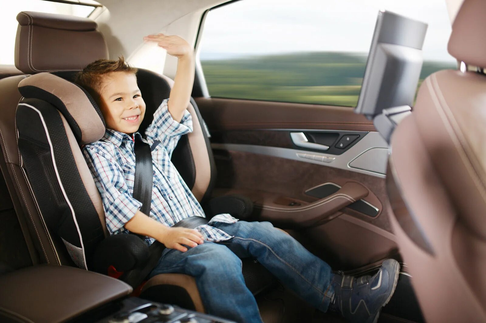 Детские кресла на заднем сиденье. Дети на заднем сидении машины. Мальчик в кресле. Автомобиль для детей.