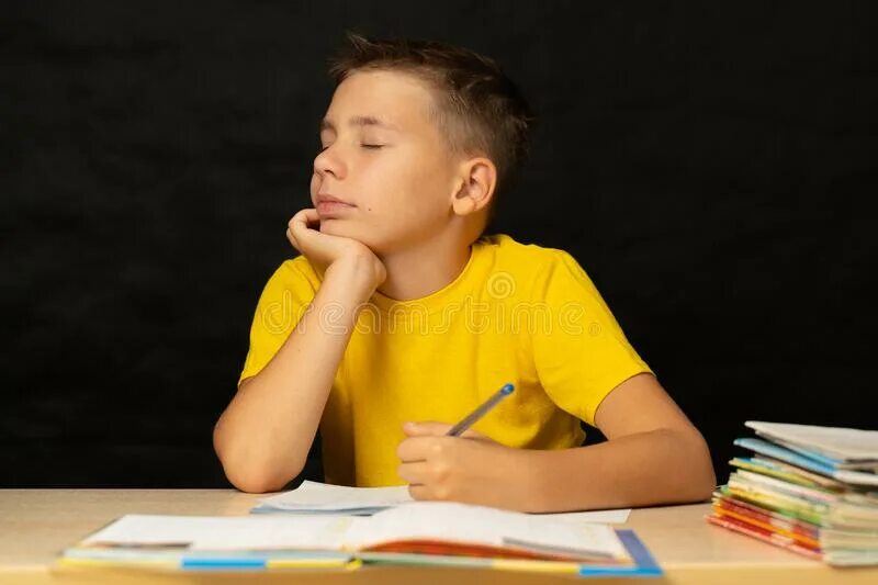 Мечтающий школьник. Школьник думает о профессии. Мечты школьников. Воображение детей. Мечтающий школьник.