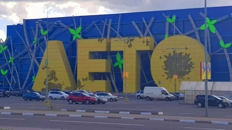 Батутный центр парк. Трк лето спб зимой. Выключенный торговый центр. Трк лето подростки. Лето пулковское шоссе.