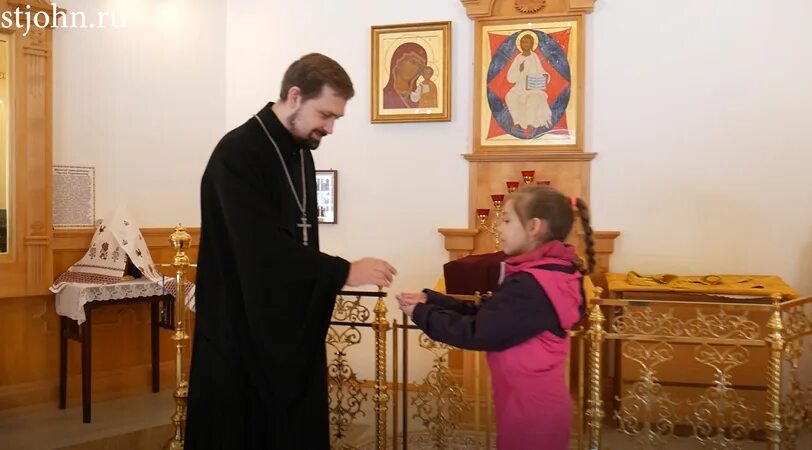 Священник благословляет детей у храма. Благословение у батюшки детям. Просить благословения у батюшки. Спросить благословения у батюшки. Как попросить благословения