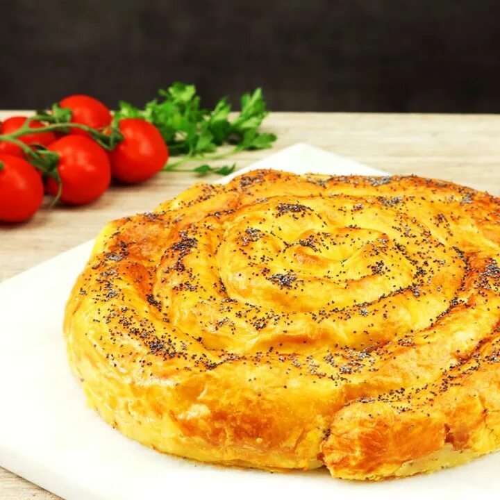 Вкусные блюда из теста. Несладкая выпечка. пироги несладкие. несладкая выпечка из слоеного теста. пирог мясной слоеный.