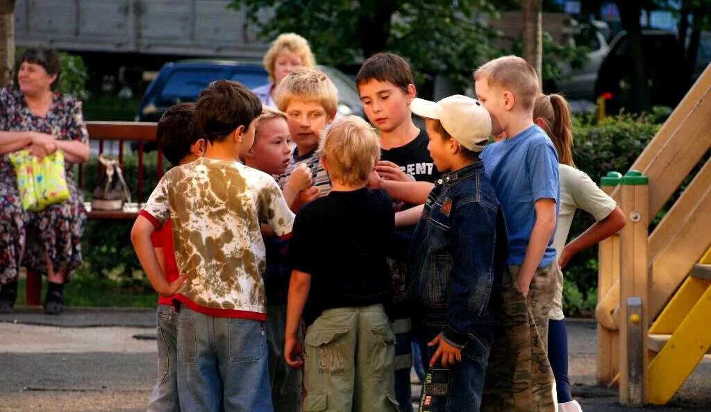 Дети во дворе. Весенние игры для детей на улице. Дворовые парни подростки. Двор детства. Городской мальчик.