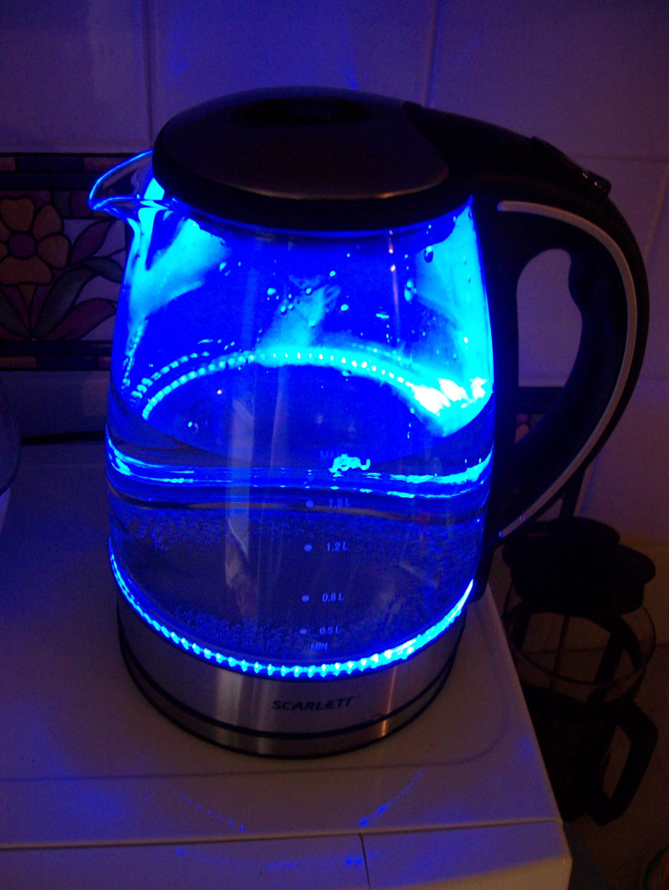 светящийся чайник. трический чайник redmond,1. чайник прозрачный с подсветкой. чайник polaris светящийся. чайник redmond skykettle rk-g200s.