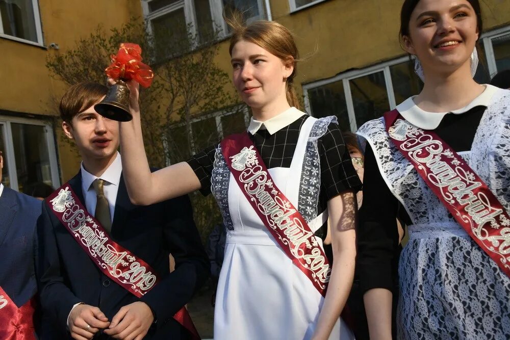 Последний звонок 2022 11 класс фото. Владимир последний звонок 2019. Фотографии людей популярных 2022 года. Как проходит последний. Выпускной 11 класс.