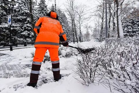 Снег с участка на дорогу