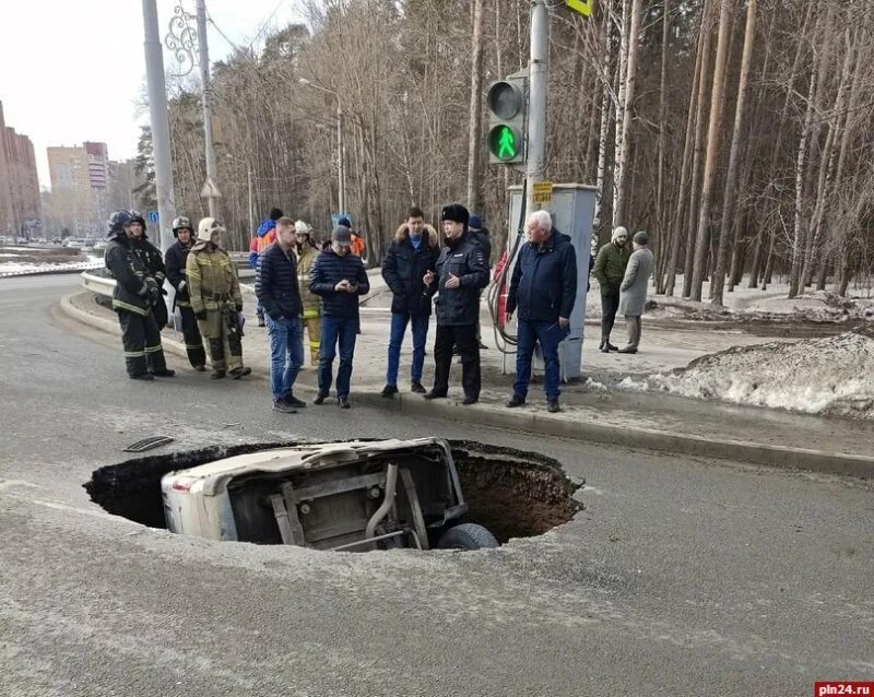 Газель в Перми провалилась под асфальт. В Перми провалилась машина. Ямы на дорогах. Главная дорога 23.03 2024