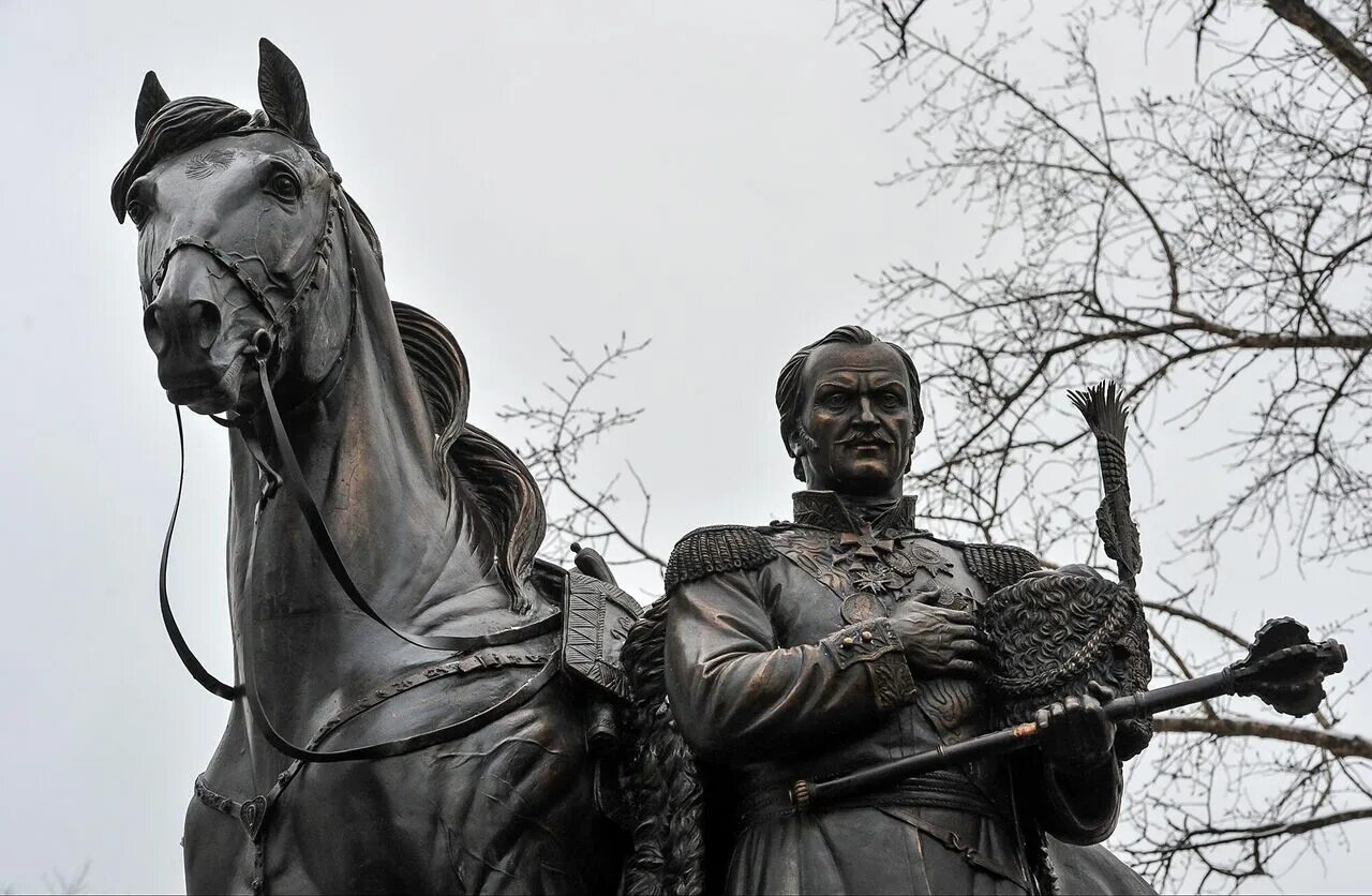 Памятник атаману платову в ростове на дону. Памятники атаману платову в ростовской области. Памятник атаману павлову ростов. Памятник матвею платову в ростове на дону. Памятник платову в ростове.