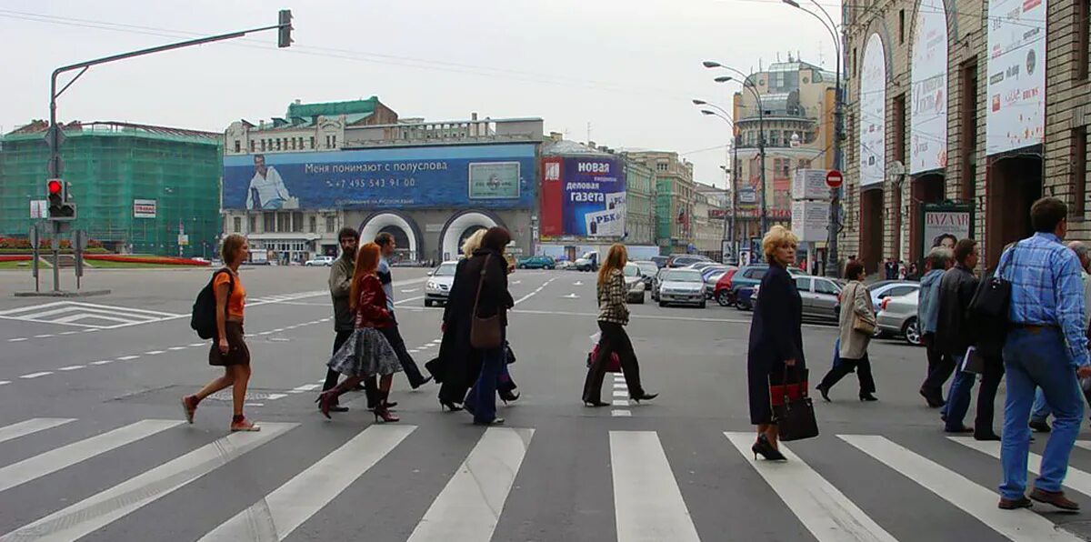 Пешеходный переход. Люди на тротуаре. Люди на переходе. Люди на пешеходном переходе.