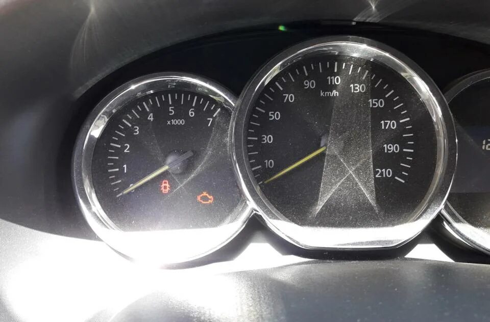 Renault megane 2 горит лампа сервис. Датчик чека рено логан. Лампочка чек рено логан 2010. Лампа давления масла vt750. Рено логан 2 лампа топлива.