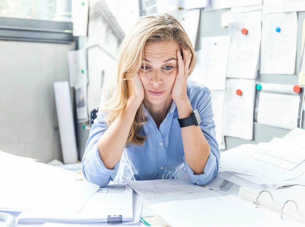 На работе много больных. Женщина в стрессе. женщина на работе. стресс в офисе. много работы.