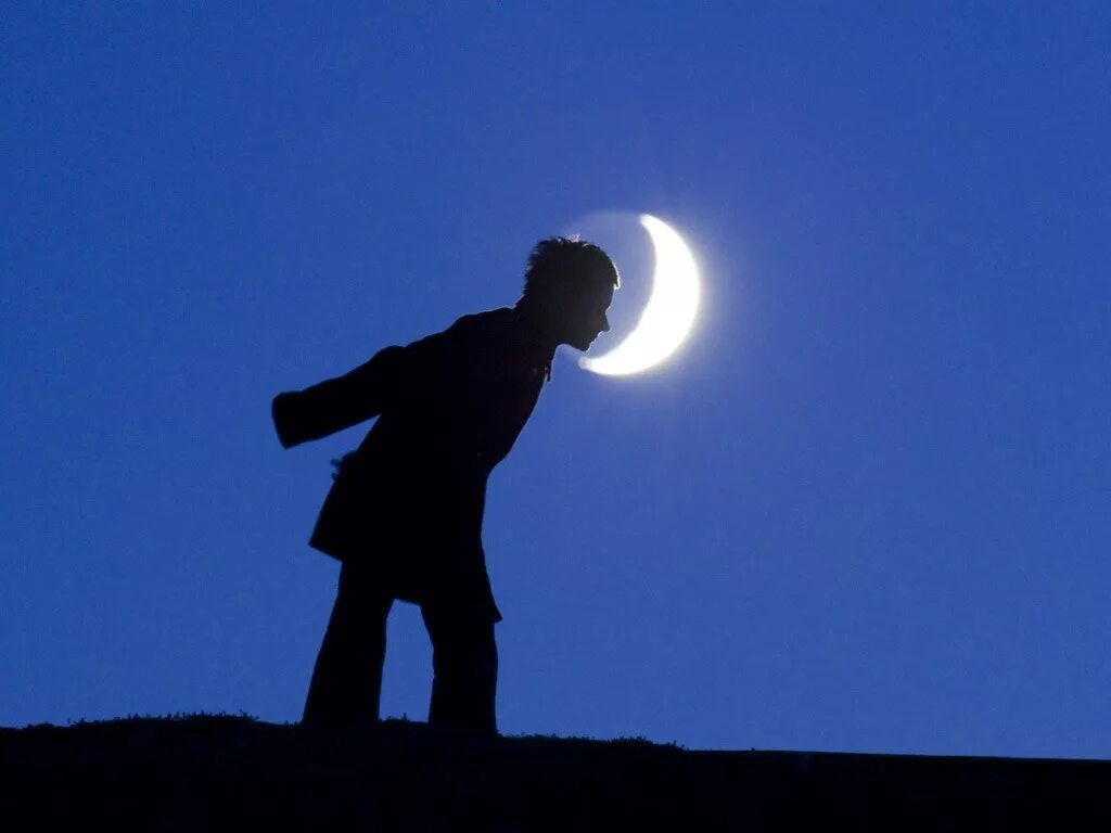 Я смотрю на луну и никак не. Лоран Лаведер. Фотограф Laurent Laveder и его лунные игры. Мальчик на Луне. Человек на Луне.