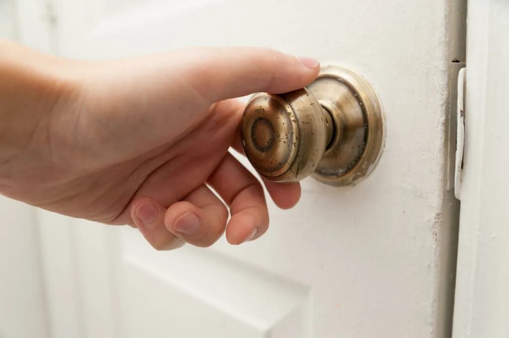 Открывает утром двери. Открывает дверь. Hand Opening the Door. Открывать. Рука открывает дверь.