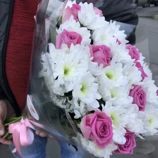 Выпускники 11 а покупают букеты цветов
