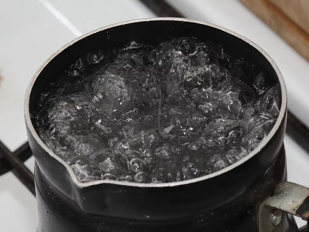 Где кипящая вода горячее на уровне