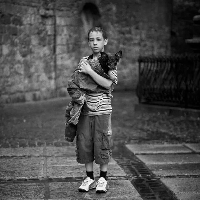 Дети уличные черно белые фотографии. Дети в черном городе. Черный малыш. Дети в черном городе. Дети в черном городе.