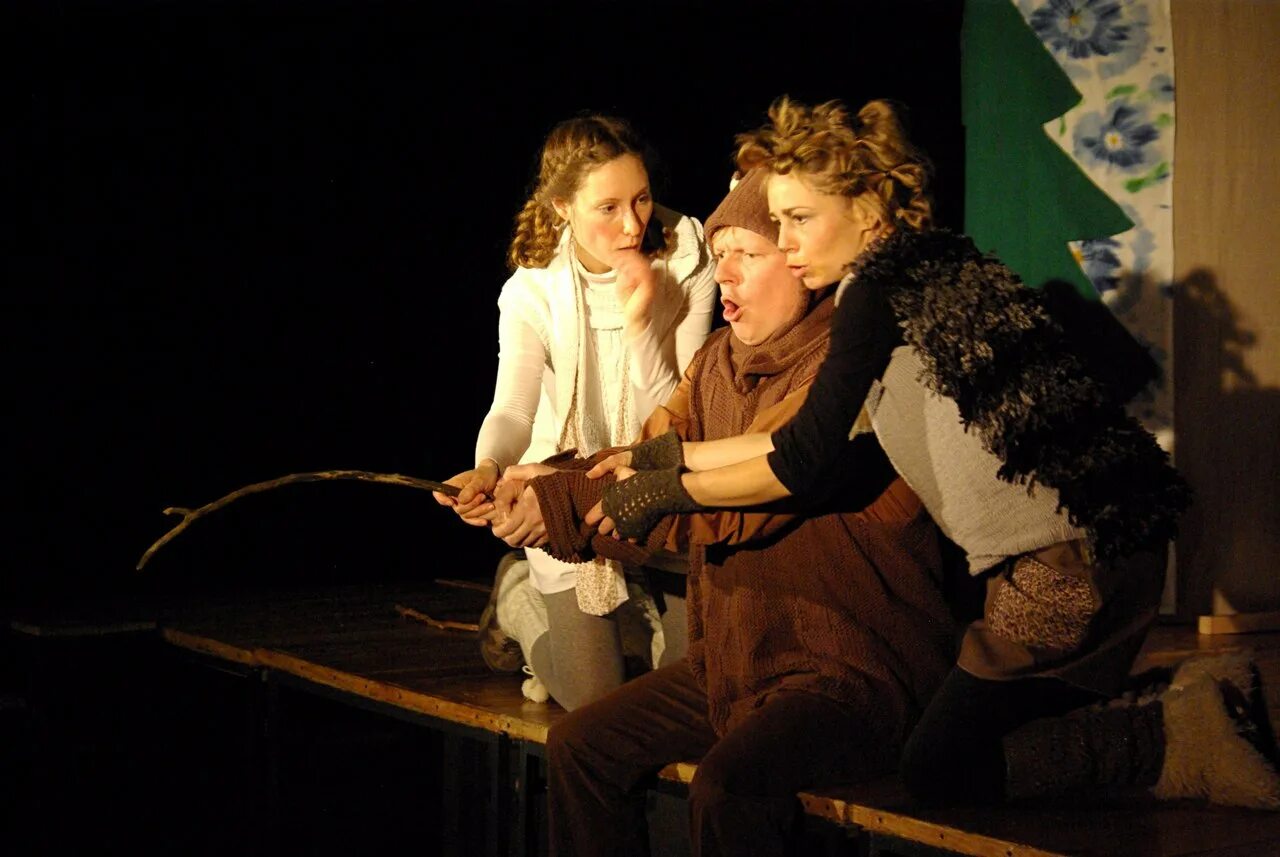 Ежики в детском спектакле. Теневой театр медведь ежик в тумане. Ёжик в тумане кукольный спектакль. Кукольный спектакль приключения медвежонка. Ежик и медвежонок театр.