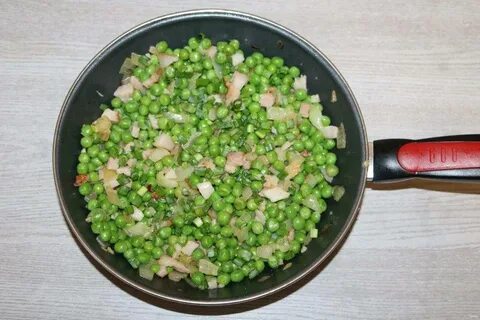 Горох на сковороде