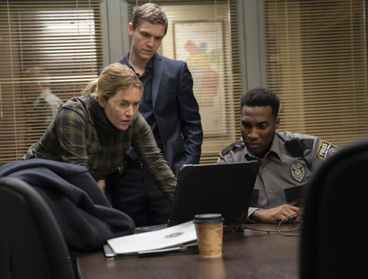 Кейт уинслет исттауна. Мэр из исттауна. Детектив с кейт уинслет 2021. Мэр из исттауна сериал. Мэр из исттауна.