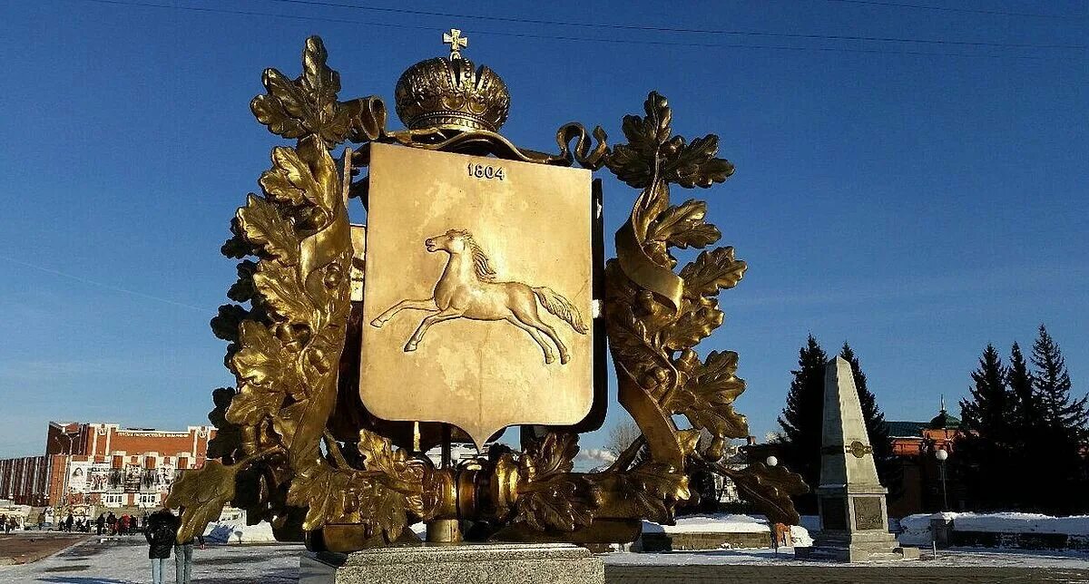 Памятник 400 лет Томску. Герб Томска памятник. Достопримечательности Томска памятник гербу. Символ города Томск.