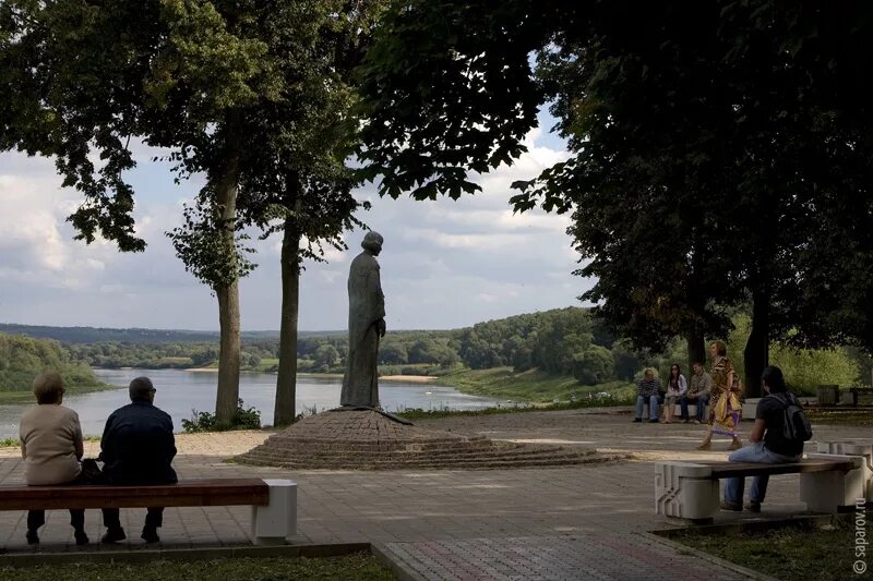 Тарусские страницы. Таруса Центральная площадь. Таруса 2022. Памятник Цветаевой в Тарусе. Ока в городе Таруса Цветаевой.