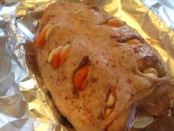 Как приготовить куриную грудку в фольге. Куриная грудка в фольге в духовке. грудка куриная запеченная в духовке в фольге. куриная грудка запеченная в фольге. запечённая грудка в духовке в фольге.