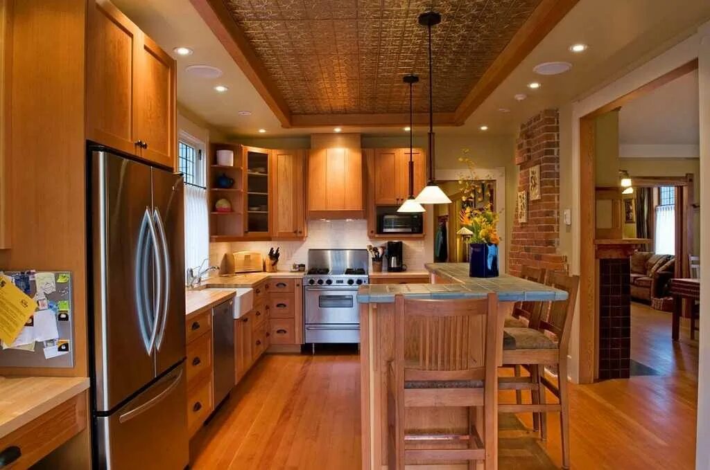 Планировка большой кухни. Светлые кухни. Кухня с окном в частном доме. Кухни икеа в интерьере загородного дома. Квадратная кухня в частном доме.