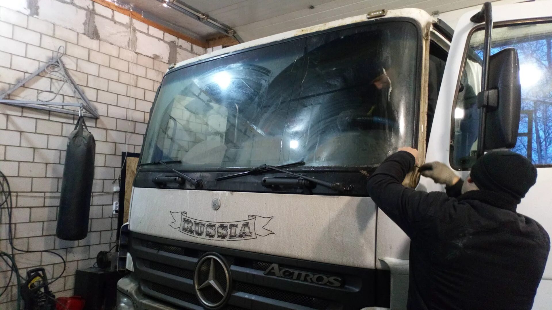 Как снять лобовое стекло спринтер Замена лобового стекла Mercedes-Benz Sprinter (1G), 2,2 л, 2004 года кузовной