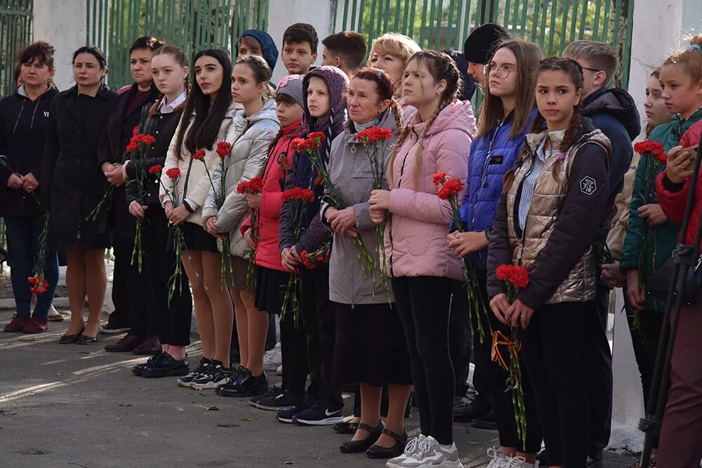 Школа 1 донецк. Школа 57 донецк. донбасс 2014 школа. школа донецкой народной республики. школа 63 донецк.