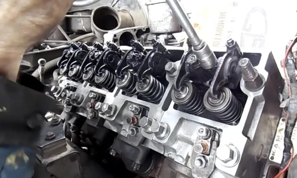 Прокладки гбц двигателя камаз 740. Колпачок маслосъемный камаз евро 4. Замена прокладки головки блока камаз 740. Снятие головки блока цилиндров камаз 65115. Гбц камаз 740.