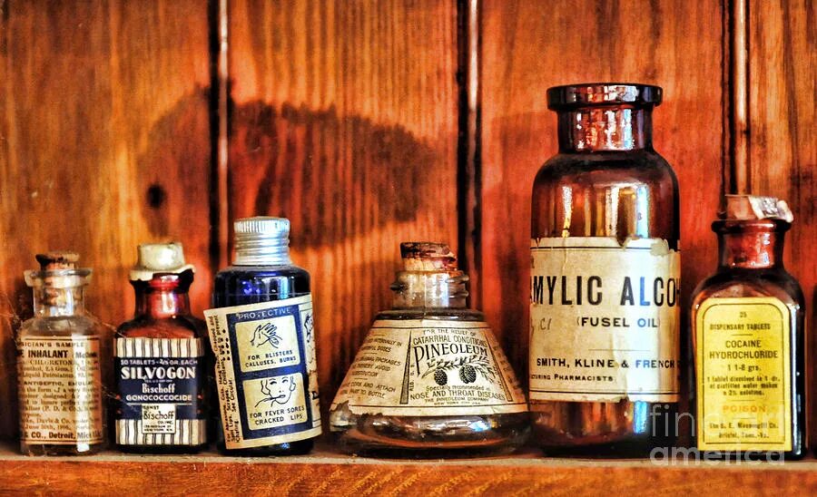 Древние склянки с лекарствами. Яд на латыни. Перевод слова вирус с латинского. Мартинус бейеринк. Лекарства в старину.