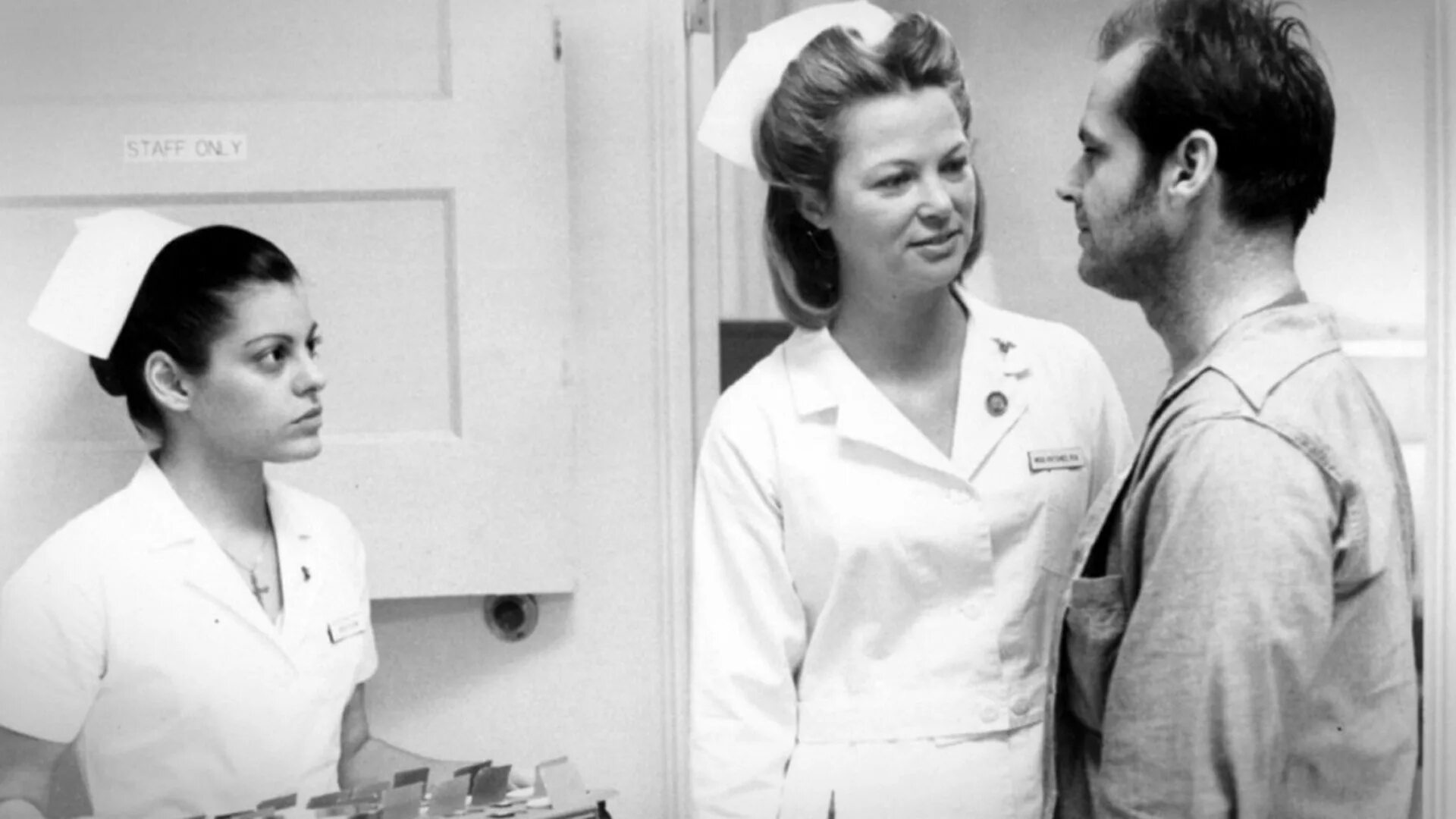 Чувственная медсестра 1975. Пролетая над гнездом кукушки фильм 1975. Урсула андресс девушка бонда. Медсестра из фильма полет над гнездом кукушки. Урсула андресс чувственная медсестра.