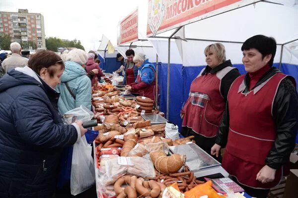 Гермес барнаул. Ярмарка колбасы. Продуктовая ярмарка. Ярмарка выходного дня Барнаул. Ярмарка колбасных изделий.