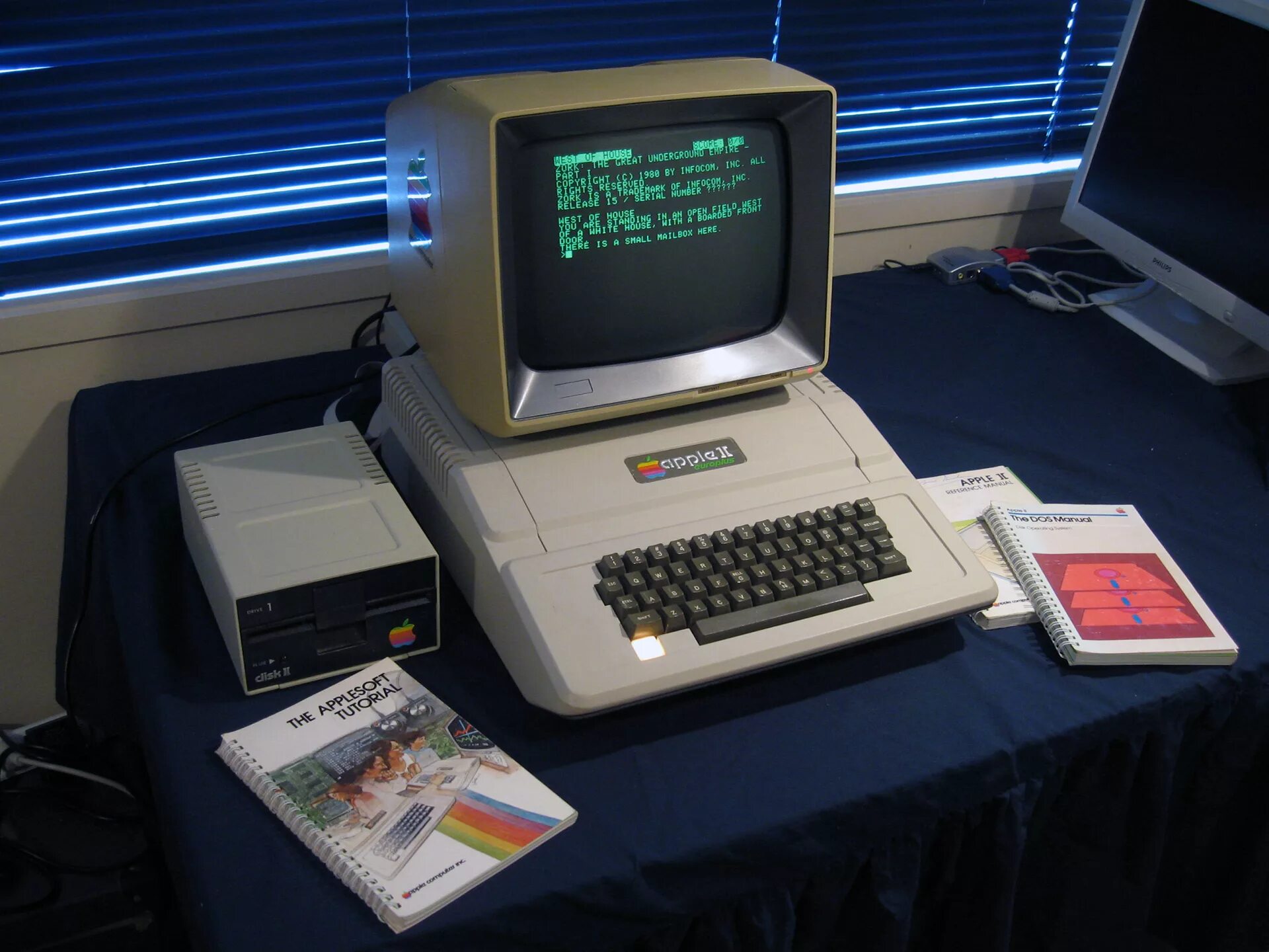 Apple 2 компьютер. Apple II 1977. Apple 2 компьютер 1977. Apple 2 Europlus.