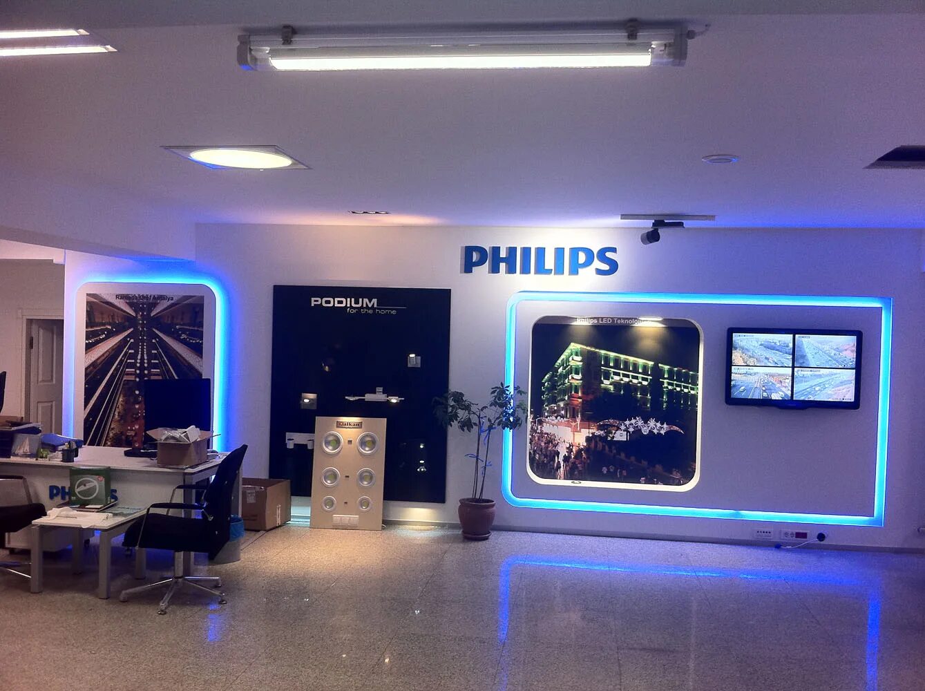 Интерьер магазина Philips. Фирменный магазин Филипс. Фирменный магазин Philips в Москве. Филипс офис.