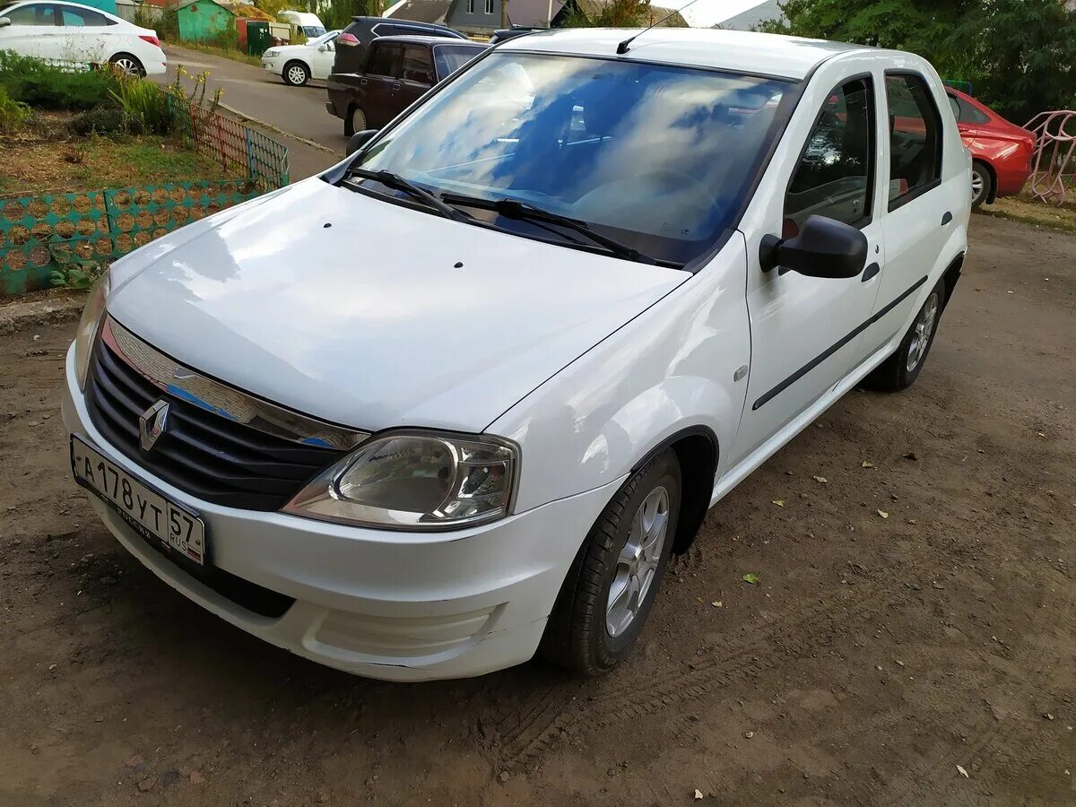 Renault Logan 2010 года белый. Рено Логан 2010 белый без пробега. Рено Логан ф 2 2010 год платина. Renault Logan 2010 год на АВ.