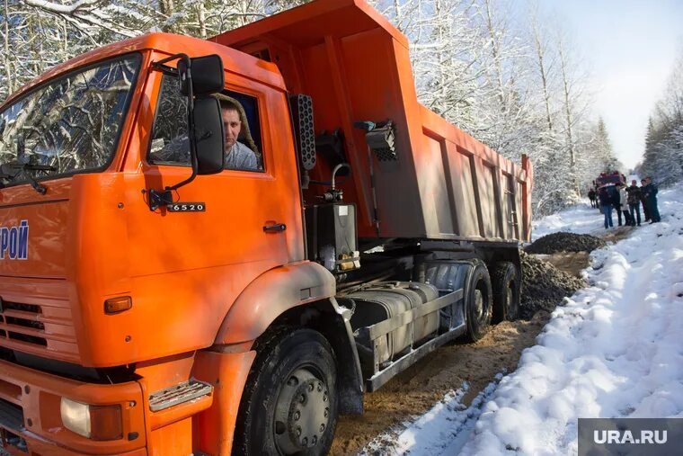 Самосвал rs 4583-0000030. Фура фото. Дтп на трассе тюмень омск 25. Водитель самосвала тюмень. Авария на трассе тюмень омск.