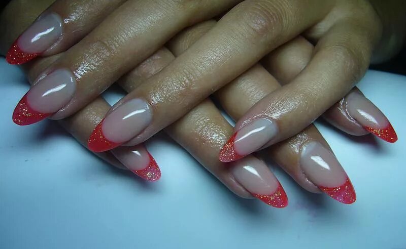 красный блестящий френ. красный светоотражающий маникюр френч. красный френч на ногтях квадратной формы. френч маникюр с красным кончиком. красный французский маникюр с красным блестящим.