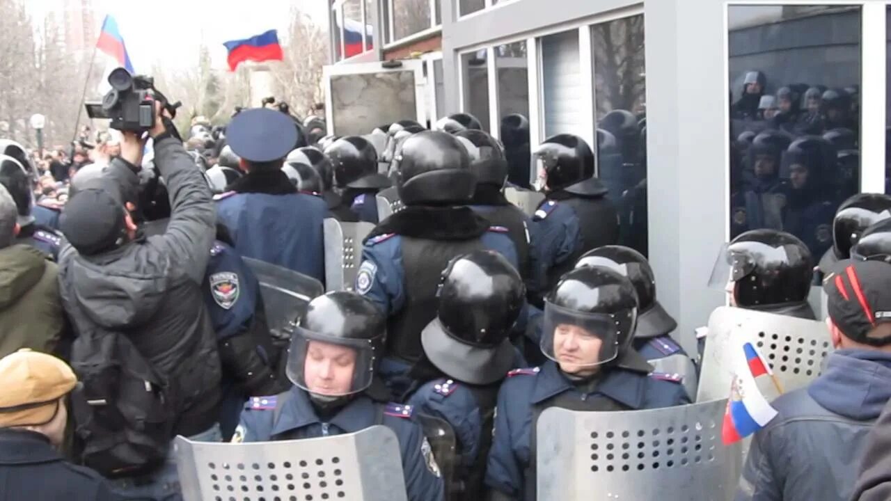 Штурм 2014. Штурм донецкого сбу. донецк 2014 штурм администрации. штурм прокуратуры в донецке.